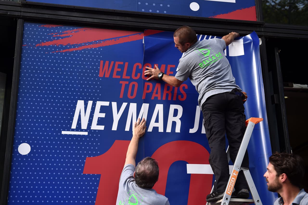 Francia vivió una jornada especial con la llegada de Neymar como nuevo jugador de París Saint-Germain, que hizo la presentación oficial y de inmeadiato activo toda la mercadotecnia para los fanáticos.