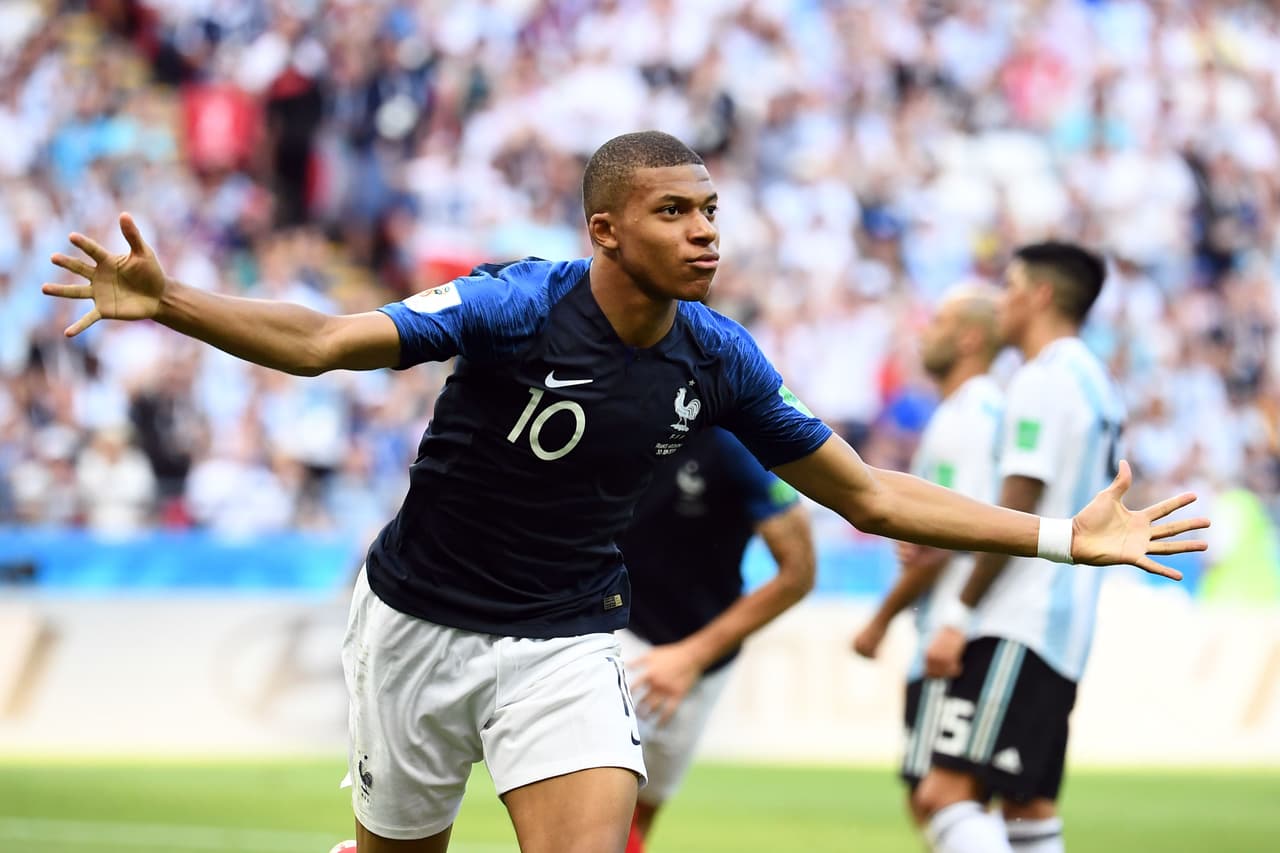 Delantero: Kylian Mbappé (Francia) - 132 millones de dólares.