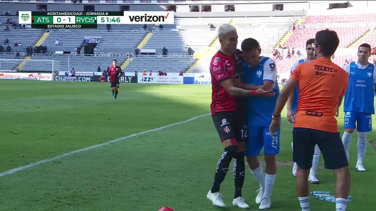 ¡TIRO ATAJADO! disparo por Julián Quiñones.