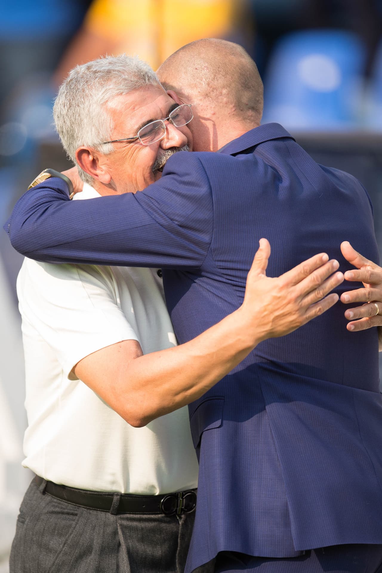 Dos técnicos famosos por sus polémicas declaraciones, Paco Jémez y Ricardo "Tuca" Ferreti, se saludar al arranque del encuentro.