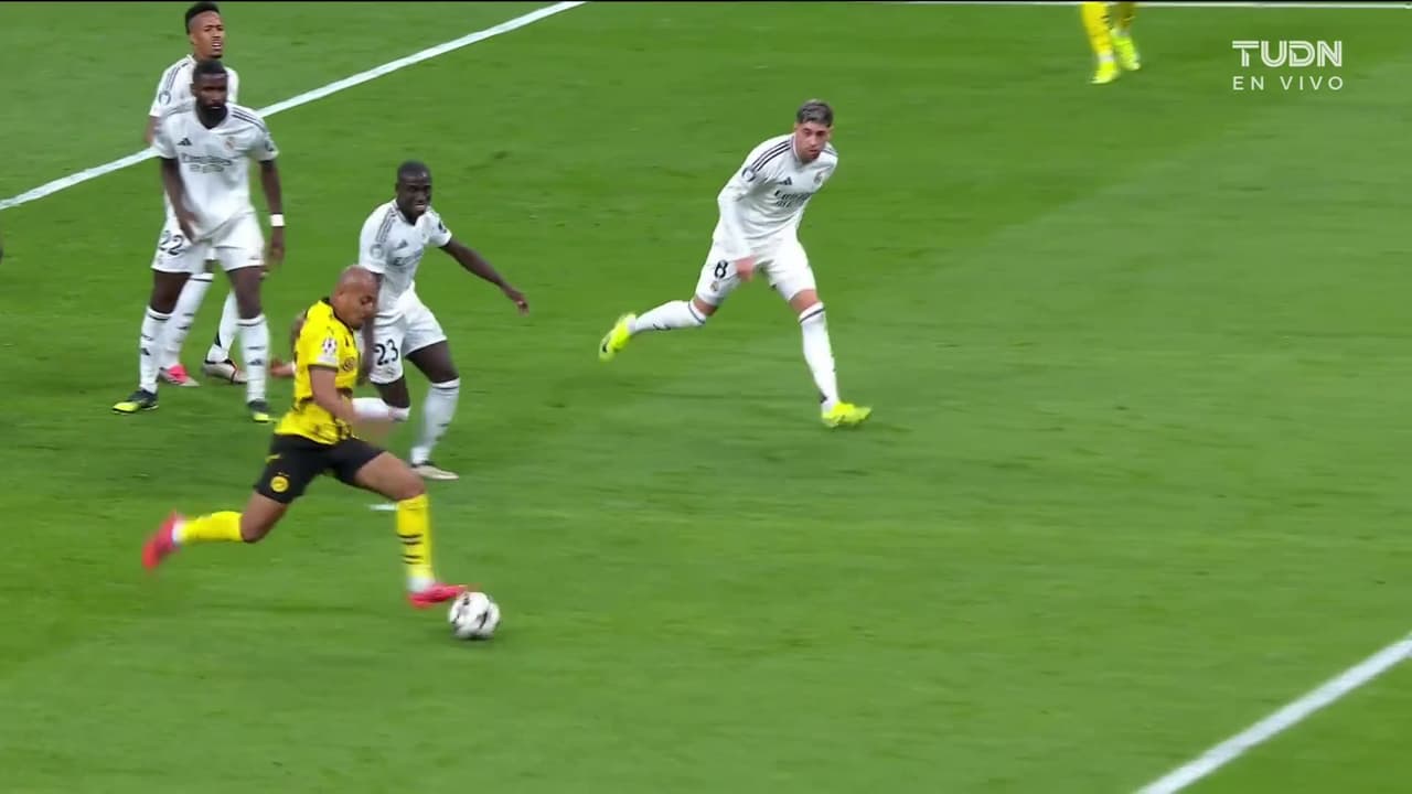 ¡Gol del Dortmund! Malen no perdona el mano a mano