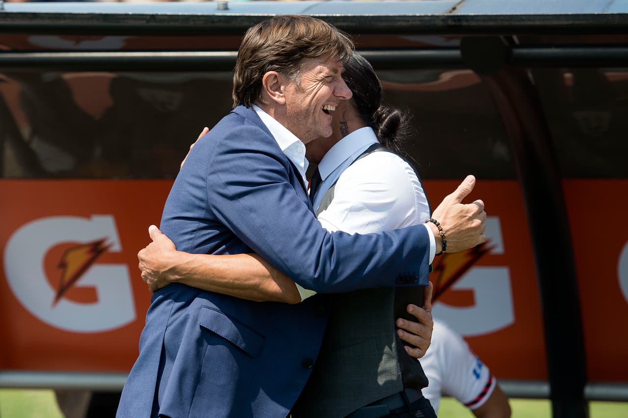 Hernán Cristante y Paco Palencia se abrazan afectuosamente. ¿Cuántos duelos habrán protagonizado como futbolistas profesionales?