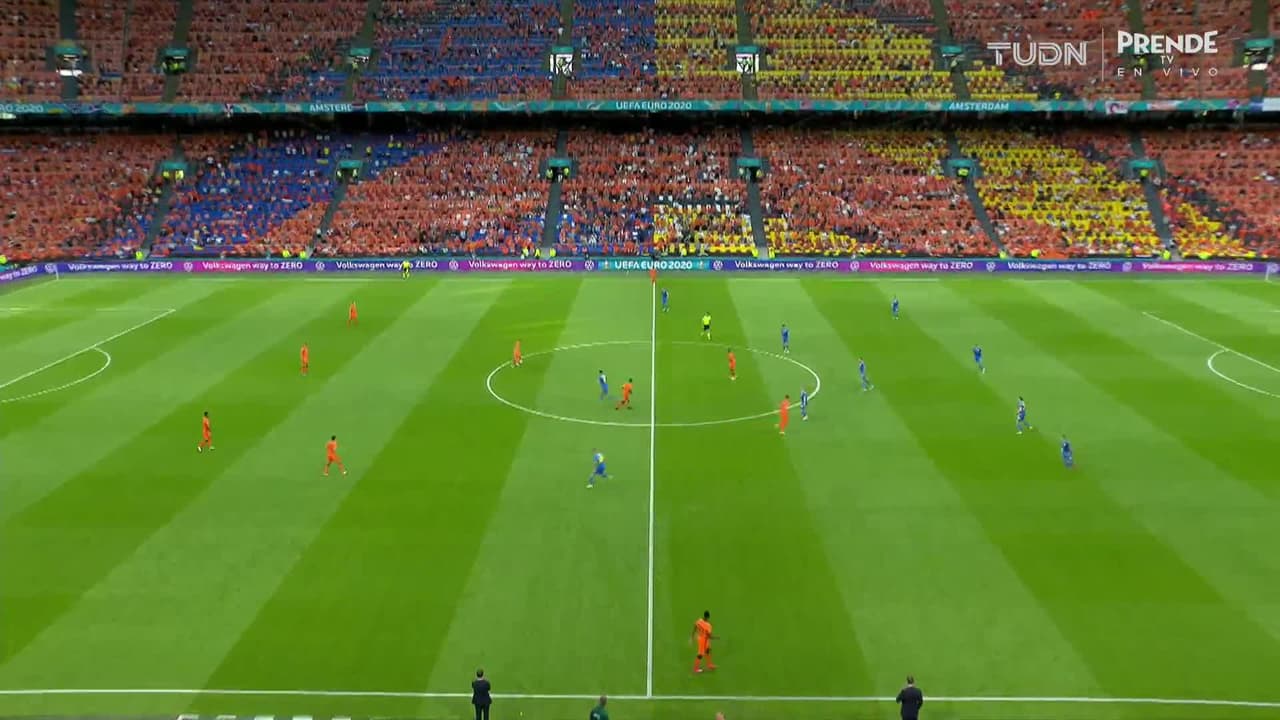 Arranca el partido y la pelota está en juego.