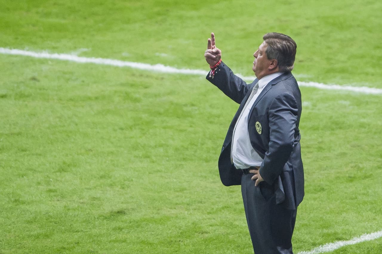 Miguel Herrera ubica a sus jugadoresy pide mayor intensidad.