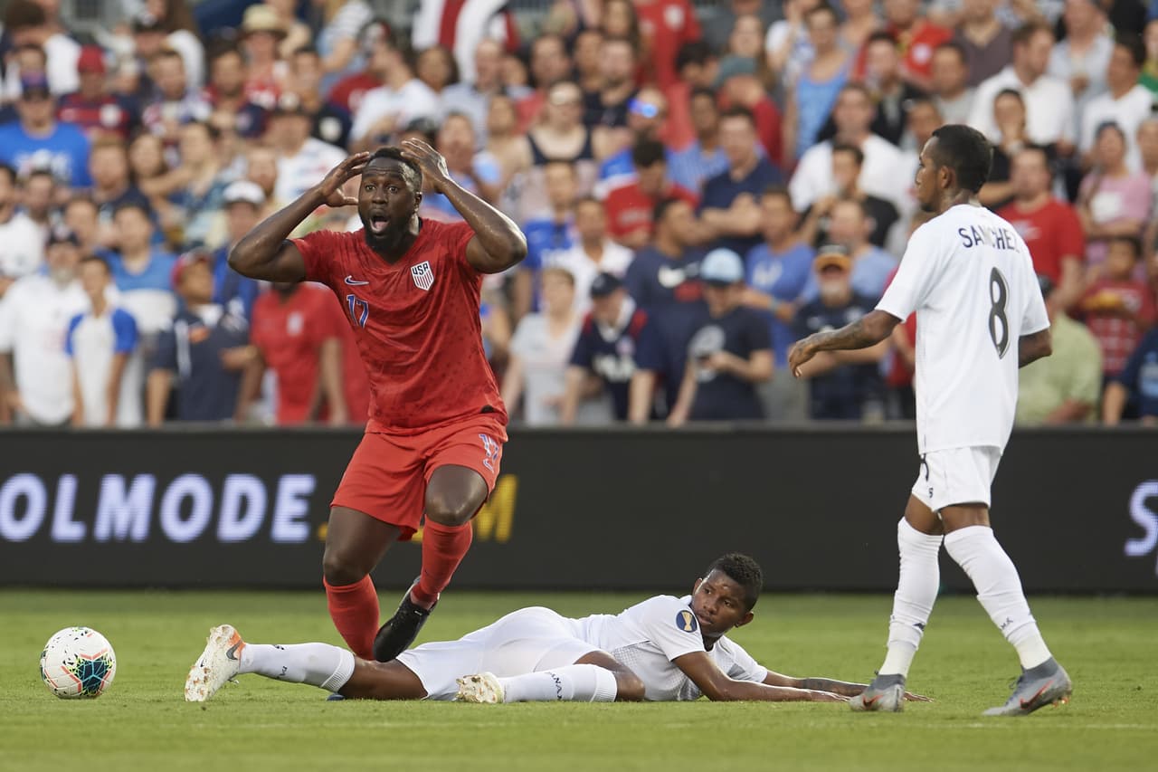 Una de las más claras ocasiones de gol se la perdió Jozy Altidore, quien en la imagen se lamenta, y no pudo cambiar el empate son goles tras los primeros 45 minutos del partido.