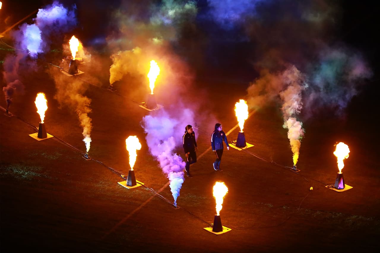 El América Femenil en su ingreso a la cancha del Estadio Azteca.