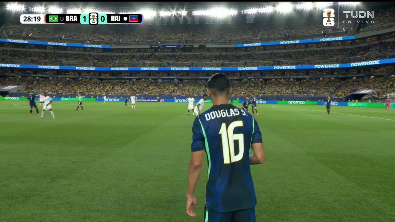 ¡TIRO ATAJADO! disparo por Raphinha.