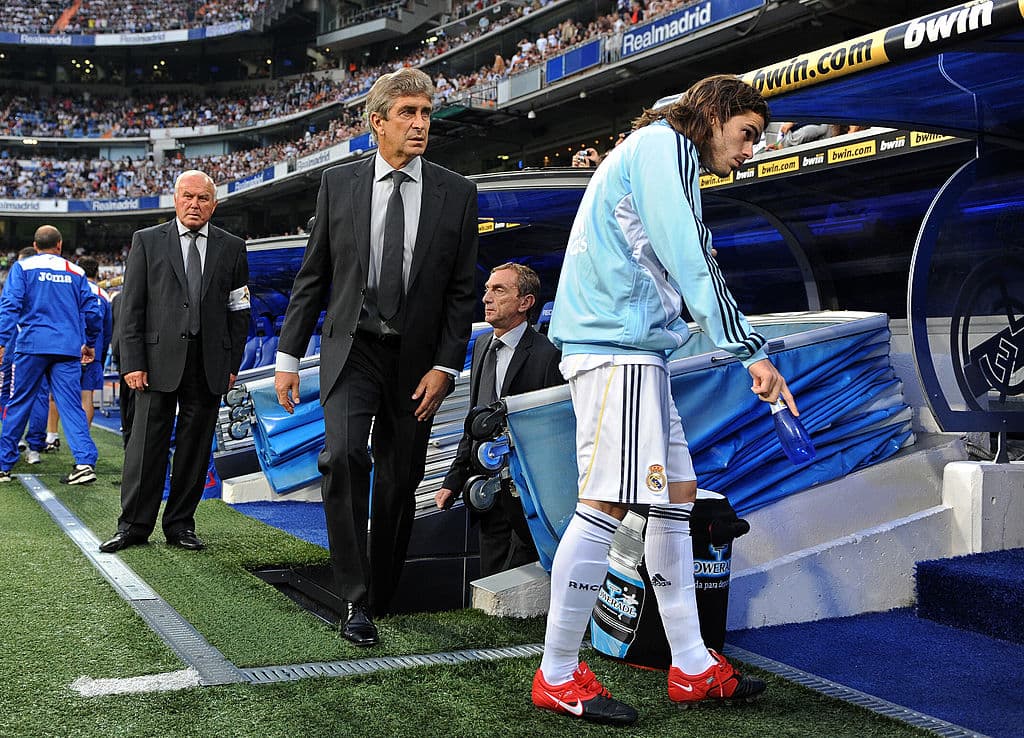 Luego llegó a dirigir el chileno Manuel Pellegrini del 2 de junio de 2009 al 26 de mayo de 2010, dirigiendo un total de 48 cotejos y ganando 36, pero no consiguió títulos con los blancos.