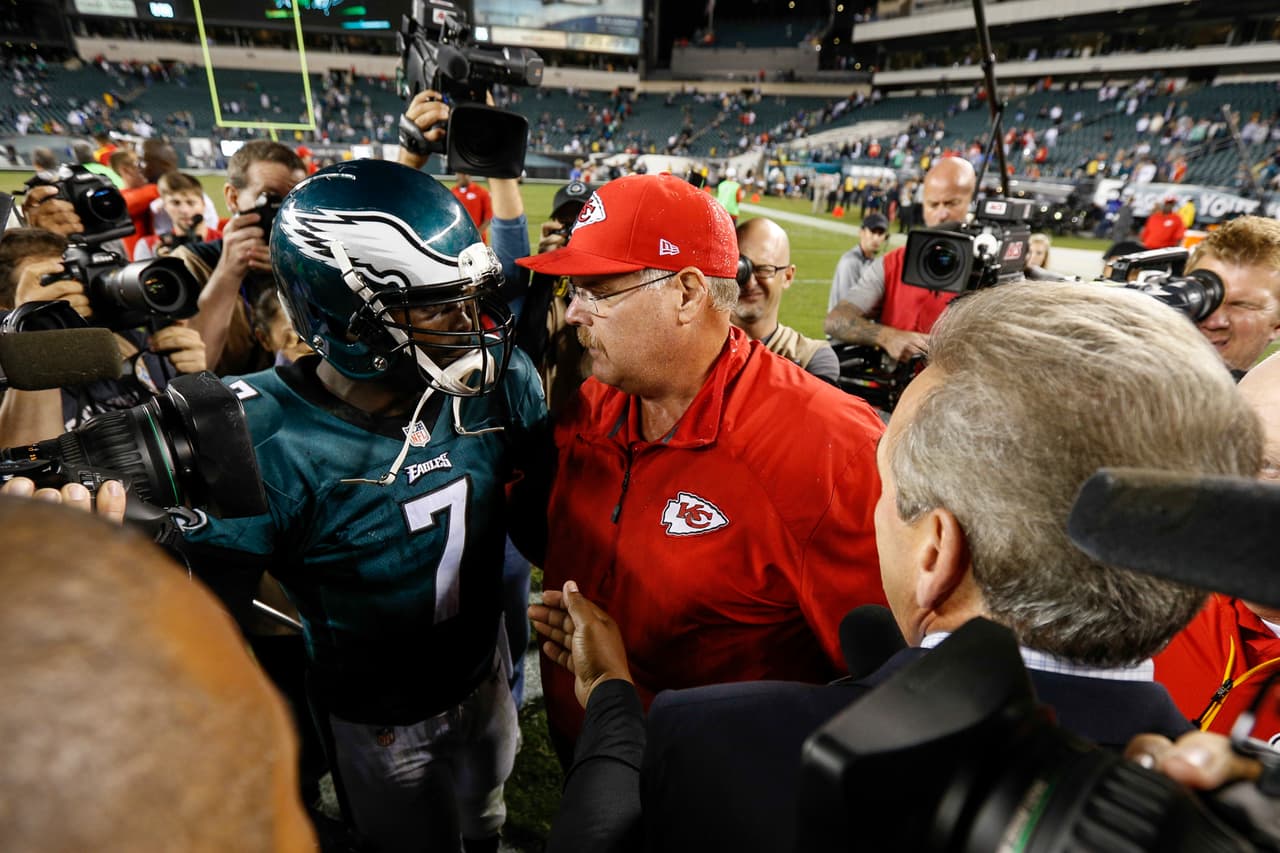 Kansas City Chiefs head coach Andy Reid embraces Philadelphia Eagles quarterback Michael Vick #7 after the game between the Kansas City Chiefs and the Philadelphia Eagles in Philadelphia. The Chiefs won 26-16. (AP Photo/Brian Garfinkel)