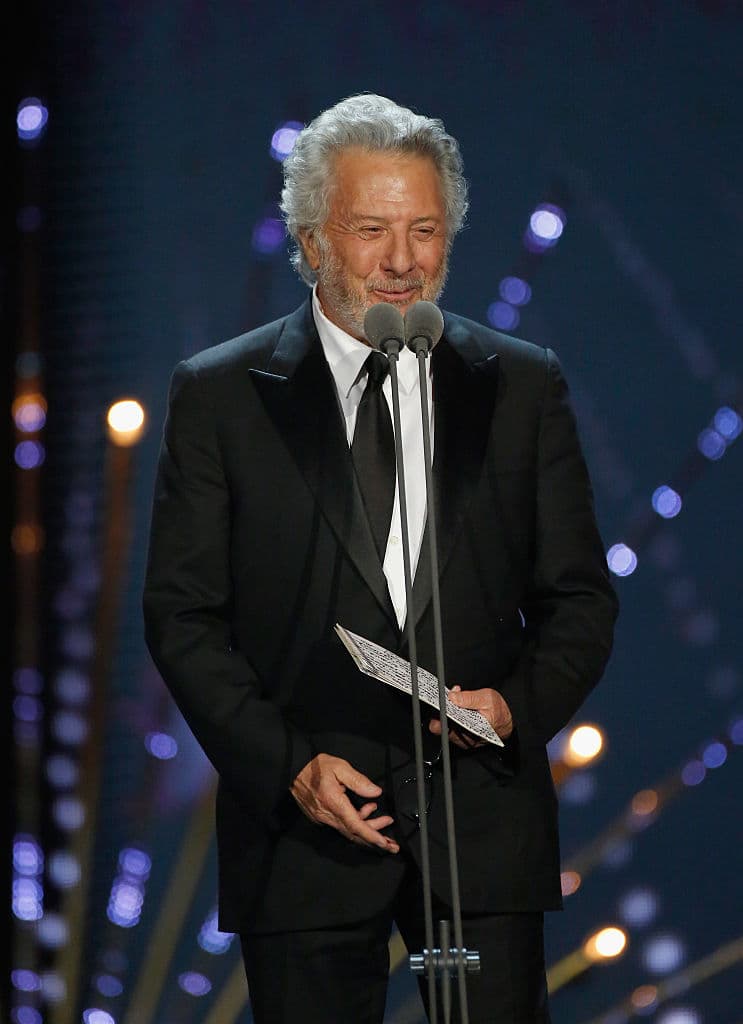 Joe pronto descubre que ese mundo no es como él se imaginaba, pero antes conoce a Rico "Ratso" Rizzo, un timador que lo quiere estafar.
<br>