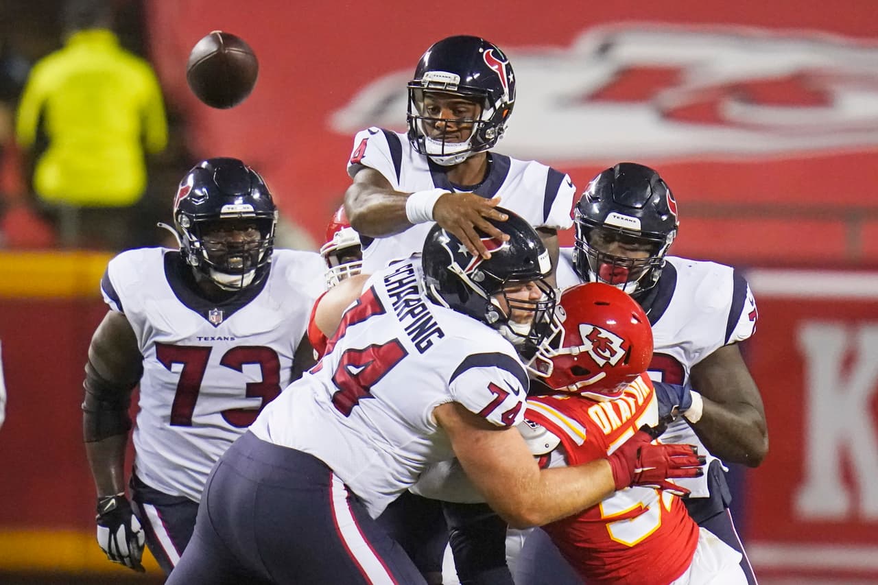 Deshaun Watson sufre con la presion de la defensa de los Chiefs.