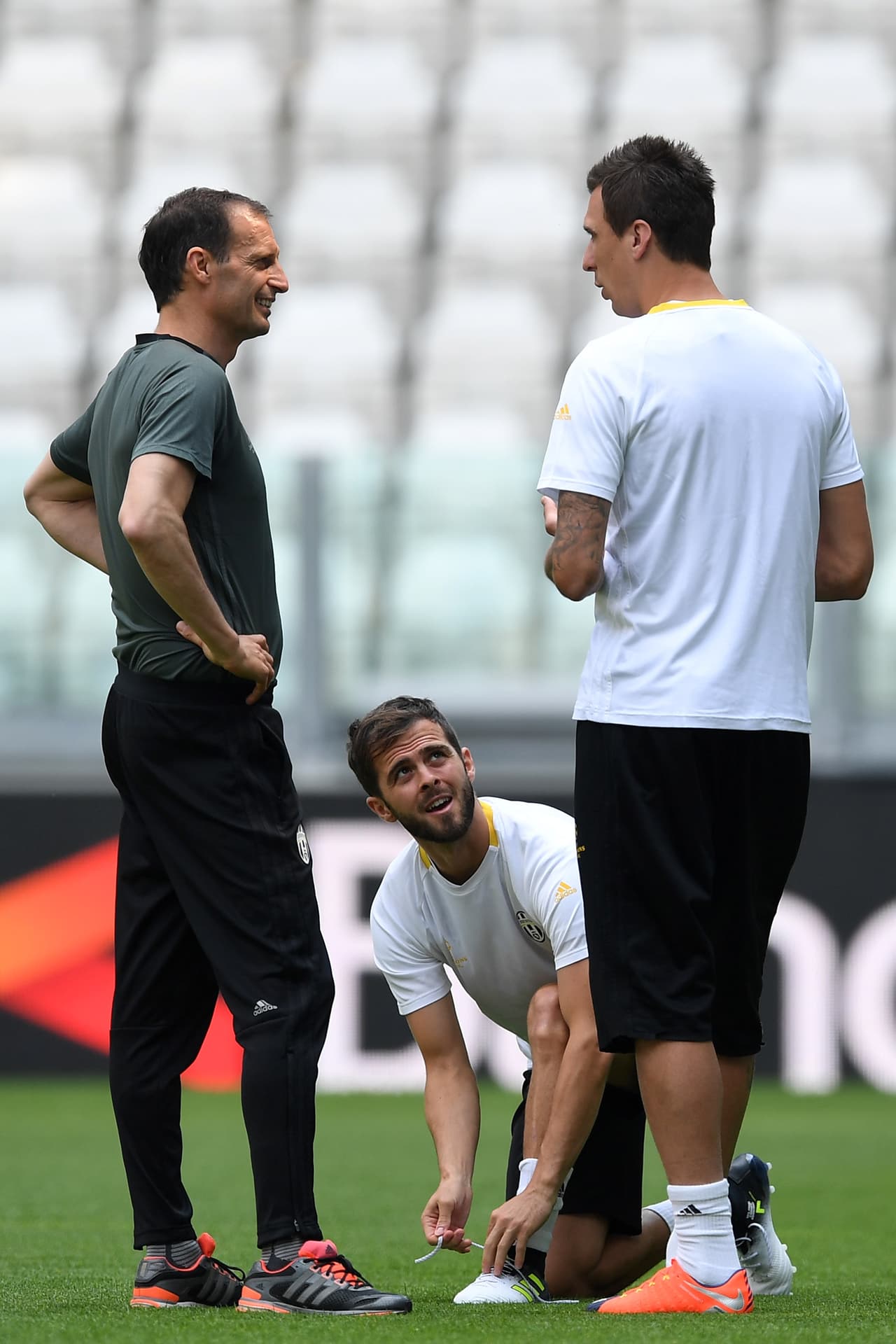 Allegri ha hecho cosas notables esta temporada: el goleador croata Mario Mandzukic ahora juega de volante por izquierda y defiende como un soldado más.