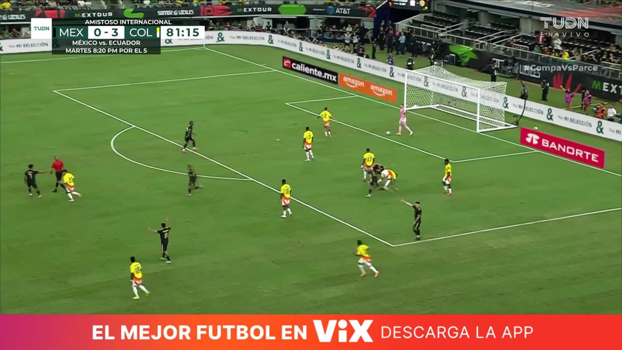 ¡Lamentable! Falta sobre Chucky Lozano en el área chica y el árbitro no marca nada