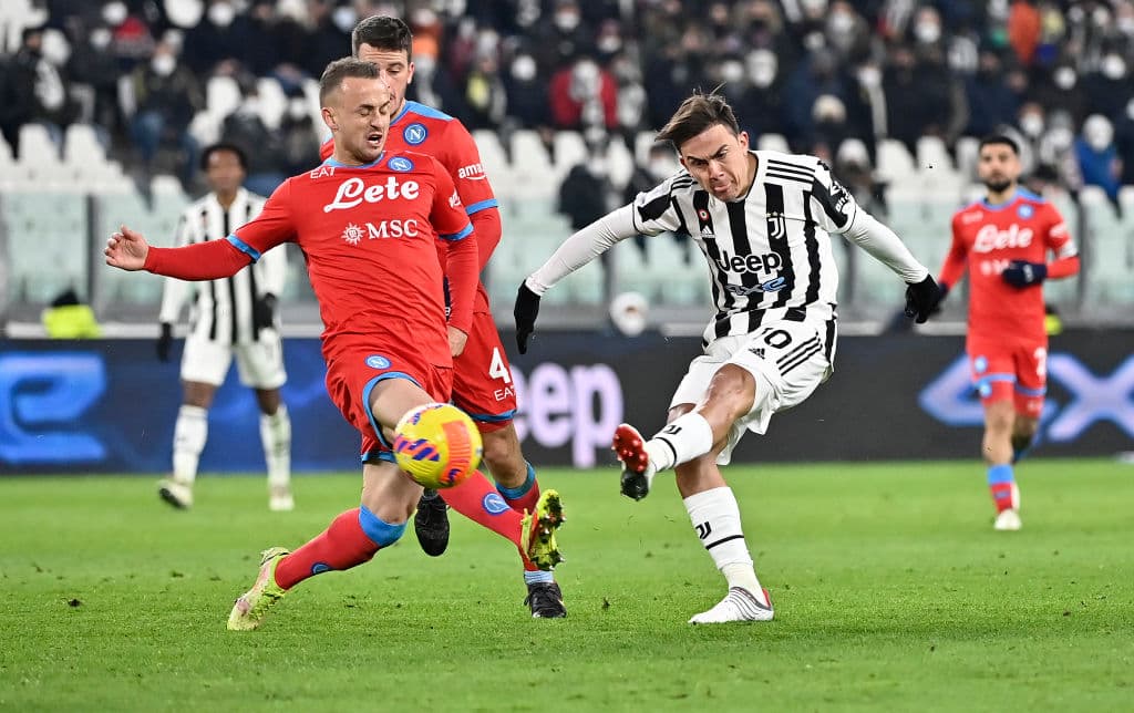Napoli y Juventus empatan durante la Jornada 20 de la Serie A. Dries Mertens le daba la victoria a los de Spalleti a los 23' minutos, pero Federico Chiesa emparejó el encuentro al minuto 54'. El mexicano Hirving Lozano se perdió el encuentro tras dar positivo a COVID-19.