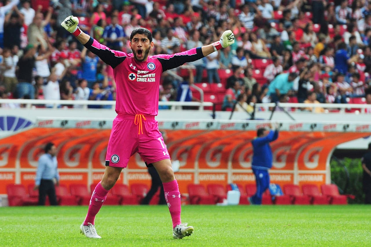 Punto 3.- Los porteros: No hace falta ser un experto para observar que la mala coordinación de la defensa ha hecho mella en José de Jesús Corona. Ha tenido un par de errores en el torneo que no van de acuerdo a su calidad histórica.