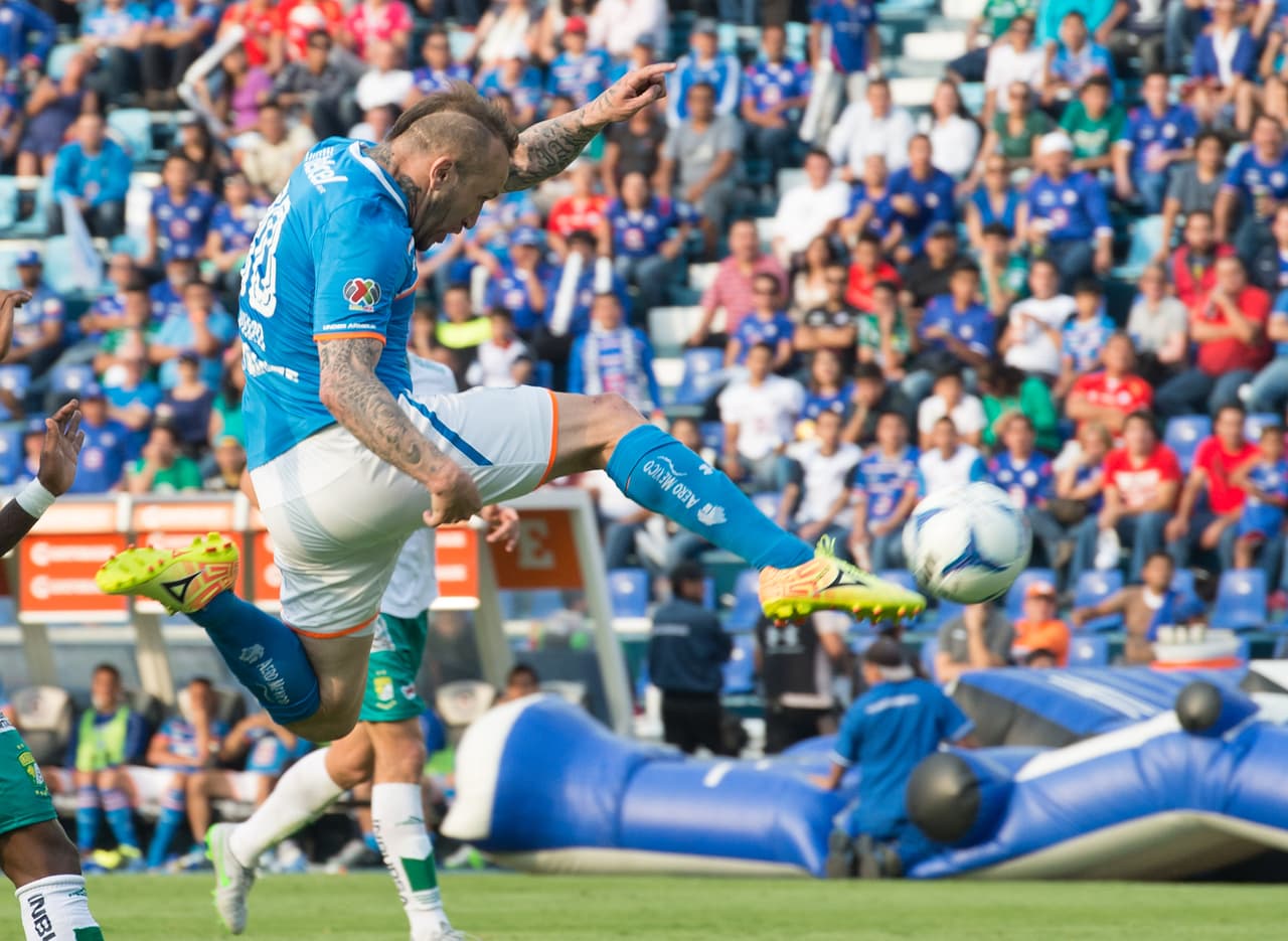 Punto 5.- Cohesión contra nuevas contrataciones. Pese a que ambos clubes estrenaron directores técnicos en el inicio del torneo. La apuesta de cada una de las directivas fue diferente. La de las Águilas optó por hacer pocas contrataciones.