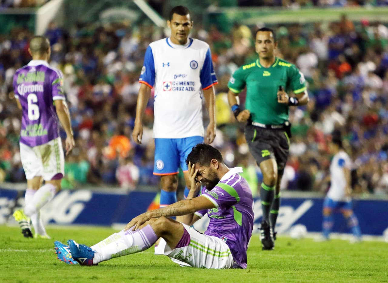Punto 4.- Ya en Cruz Azul es una tradición decir que le falta liderazgo y sangre de campeón. No tiene un jugador o varios, que normalmente se necesitan más de tres, que encaren a sus compañeros y les digan lo que están haciendo mal.