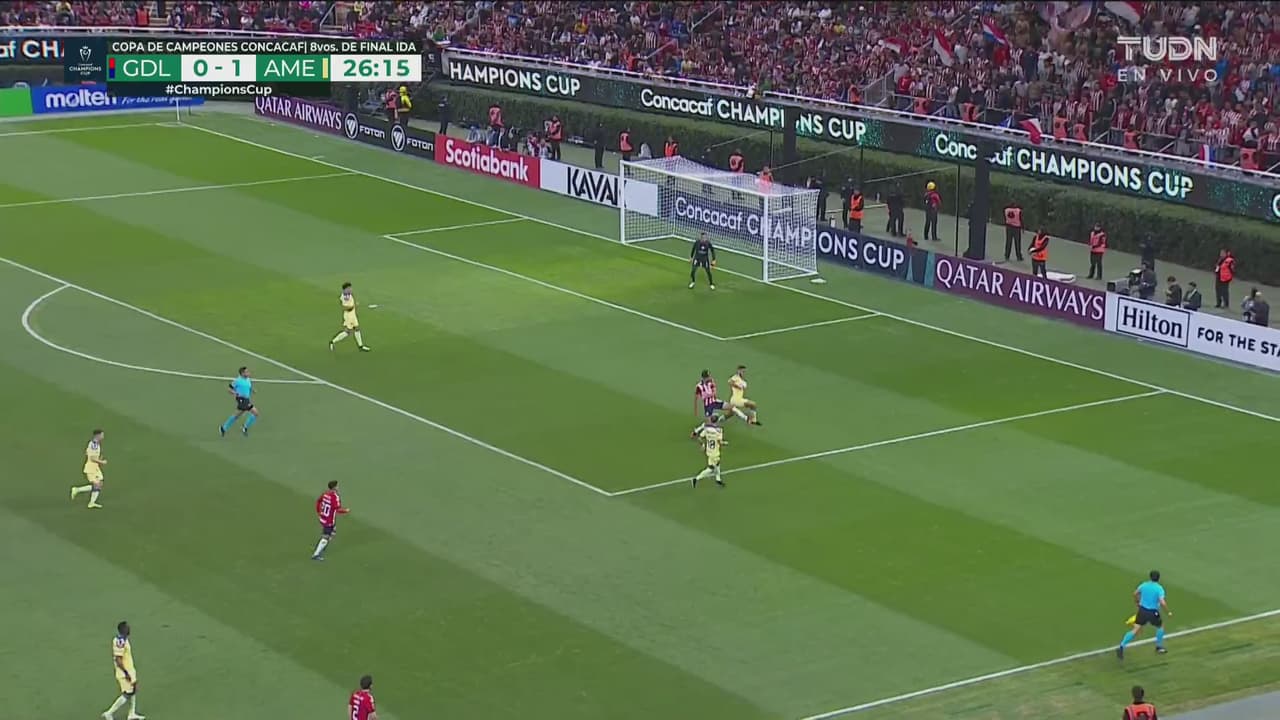 Polémica en Guadalajara, Chivas pedía penal y luego una tarjeta