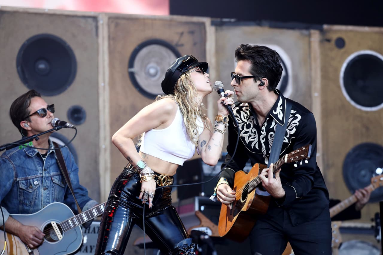 Acaba de lanzar un nuevo disco llamado ‘Plastic Hearts’ producido por Mark Ronson.