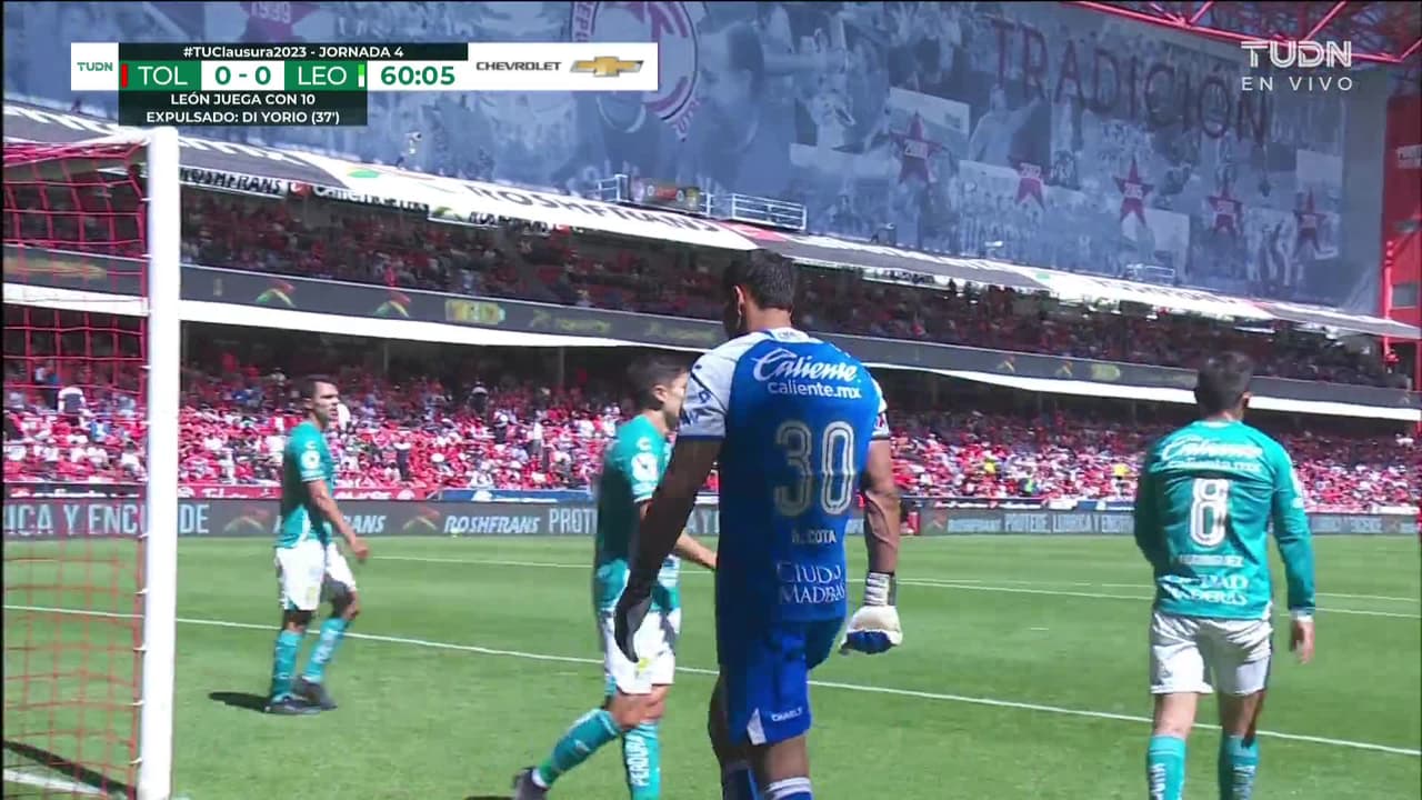 ¡TIRO ATAJADO! disparo por Maximiliano Araújo.