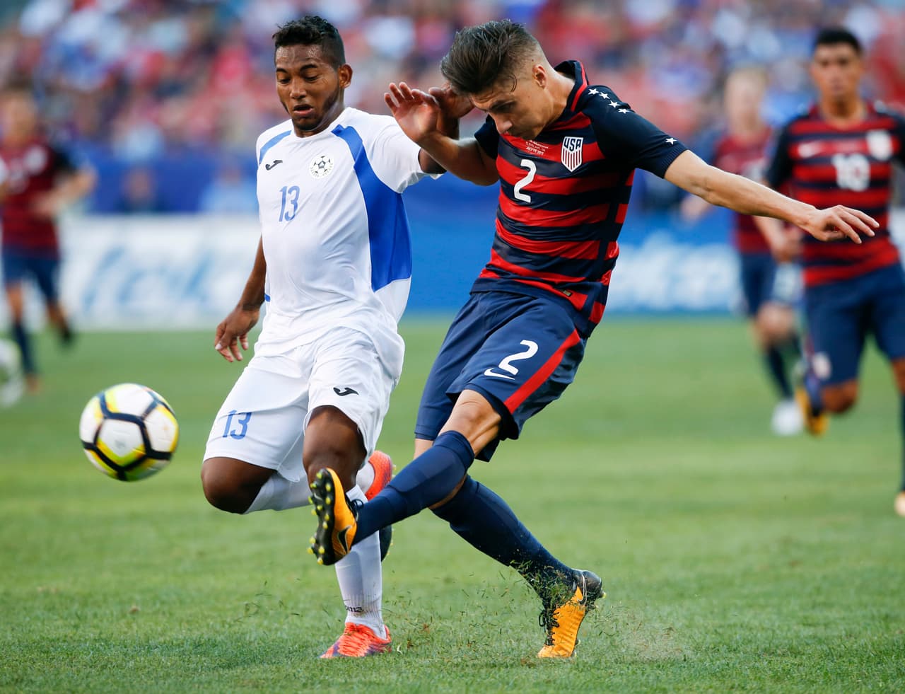 Por el lateral izquierdo, Jorge Villafaña fue fundamental llevando peligro, desdoblando la marca.