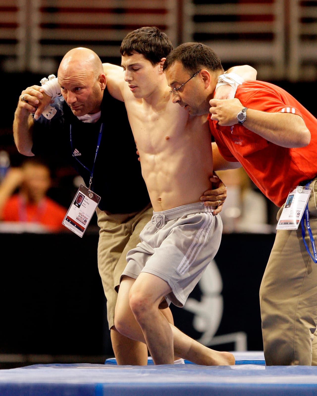 El máximo responsable de la federación de Gimnasia de EEUU,
<a href="https://www.univision.com/noticias/acoso-sexual/la-peor-epidemia-de-abuso-sexual-en-la-historia-del-deporte-9-frases-del-poderoso-discurso-de-aly-raisman-contra-larry-nassar">Steve Penny, renunció el año pasado<b> </b></a>tras conocerse el escándalo de abusos sexuales de Larry Nassar, quién pasó casi 30 en el cuerpo médico de la selección estadounidense. En la fotografía, el ex médico ayuda a un atleta lastimado en una práctica en 2008 en Filadelfia.