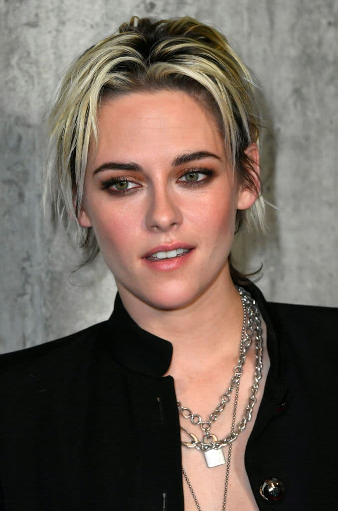 Otra actriz que es prácticamente idéntica a la difunta princesa mientras está en el personaje, es Kristen Stewart, quien protagonizará la próxima y muy esperada película biográfica ‘Spencer’.