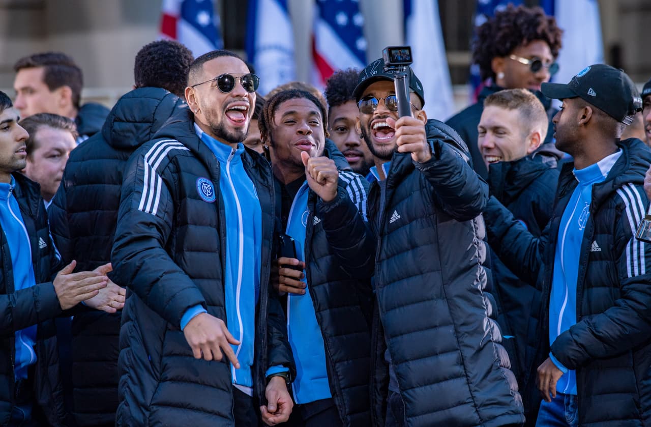 Alexander Callens y Héber celebran frente a sus seguidores.
<br>