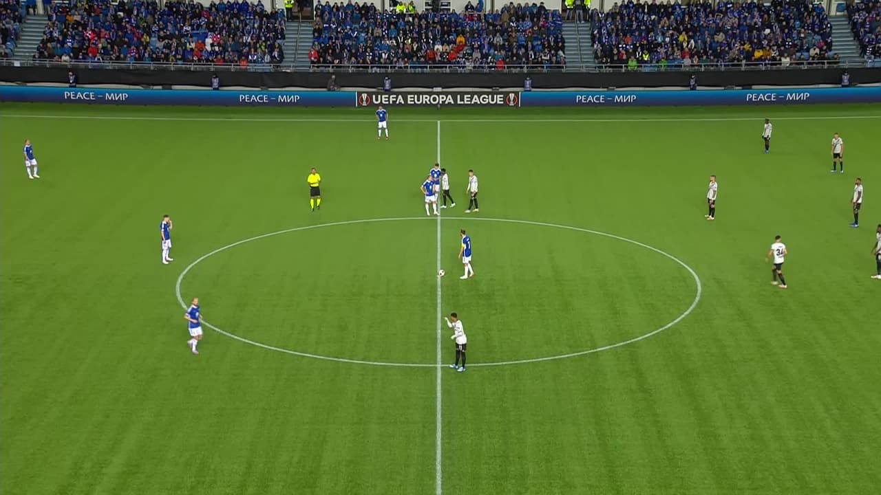 Arranca el partido y la pelota está en juego.