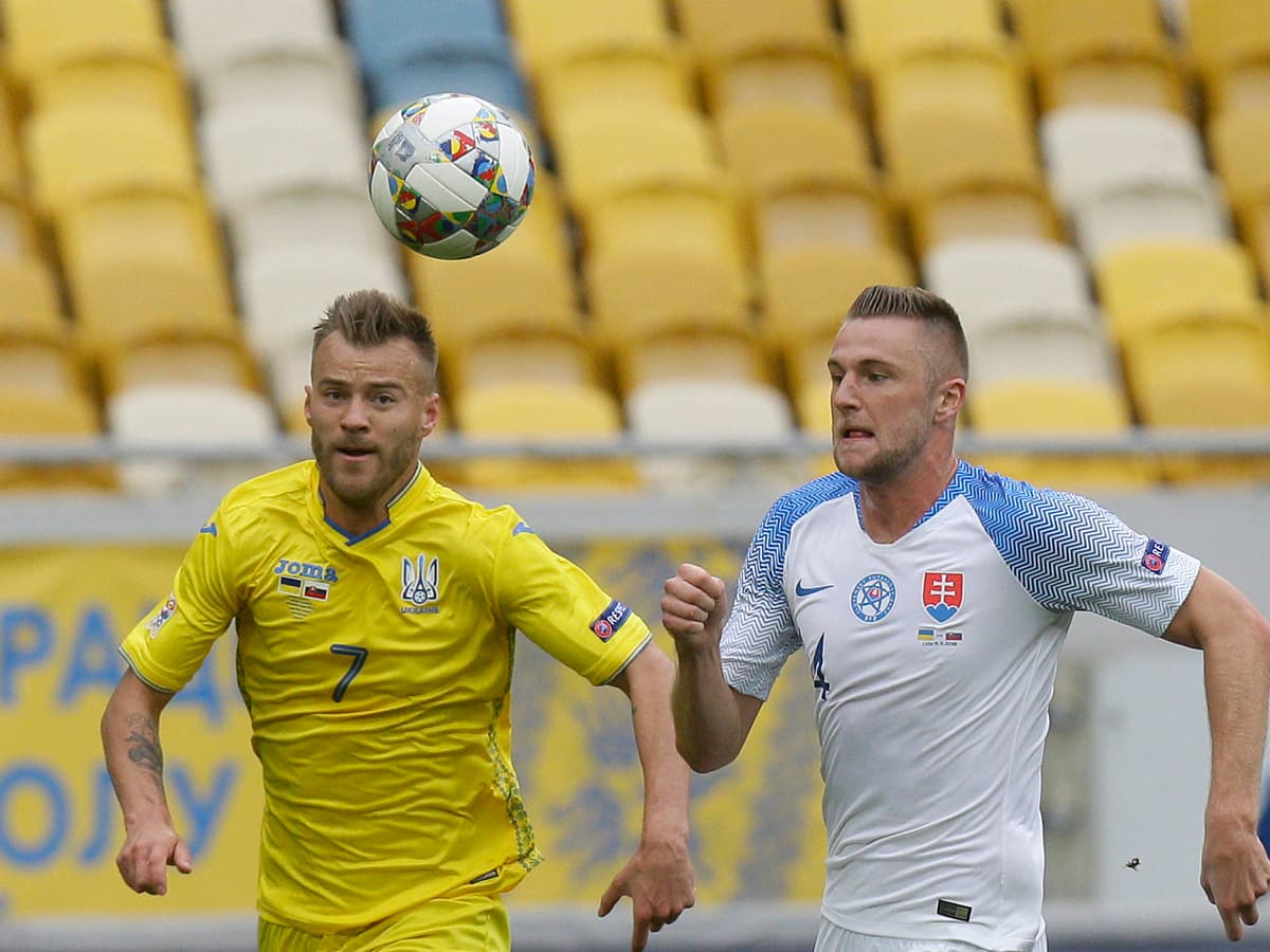 El juego en la Arena Lviv, sede de la UEFA Euro 2012, fue a puerta cerrada por una sanción que tenía pendiente Ucrania de las eliminatorias rumbo a la UEFA Euro 2016 por cantos racistas.