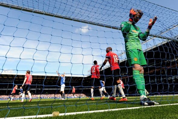 Manchester United volvía a ver vulnerada su meta por tercera ocasión en el juego; en un partido de pesadilla para los rojos pues no se encontraban en defensa y en ataque.