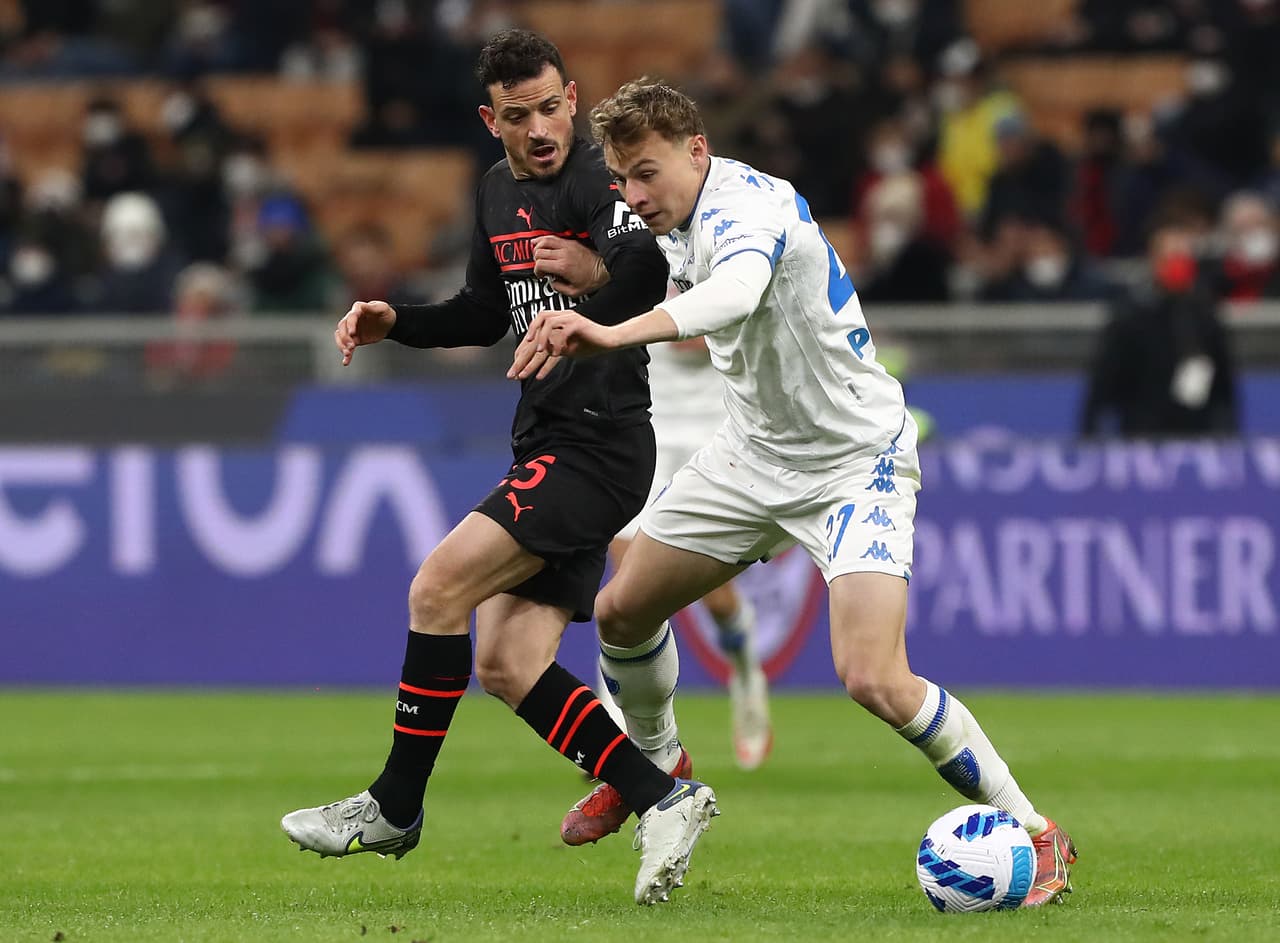 El Milan derrotó al Empoli por 1-0 gracias a un tanto de Kalulu y se mantiene como líder de la Serie A.