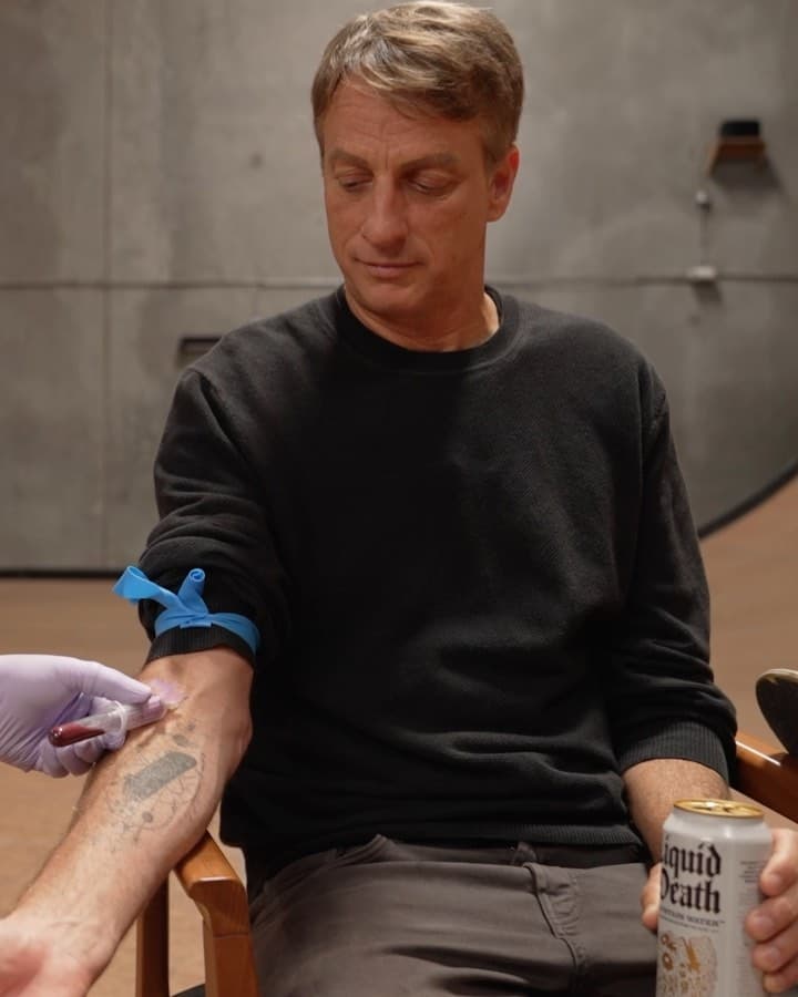 “Esta colaboración está llevando esas conexiones a un nuevo nivel, ya que literalmente he puesto mi sangre (¿y mi alma?)”, continuó la estrella del skate.