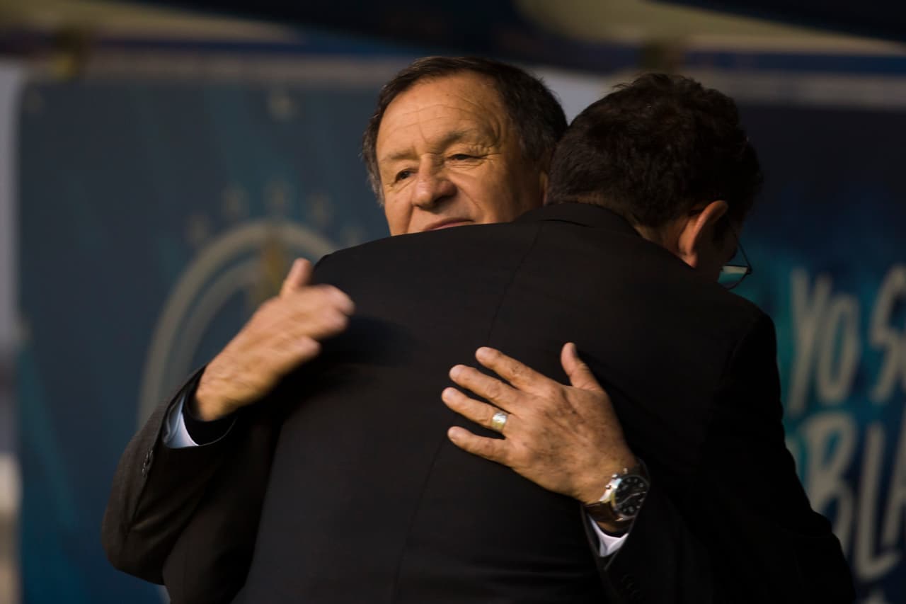 David Patiño y Enrique Meza se dan un afectuoso abrazo previo al arranque del juego.
