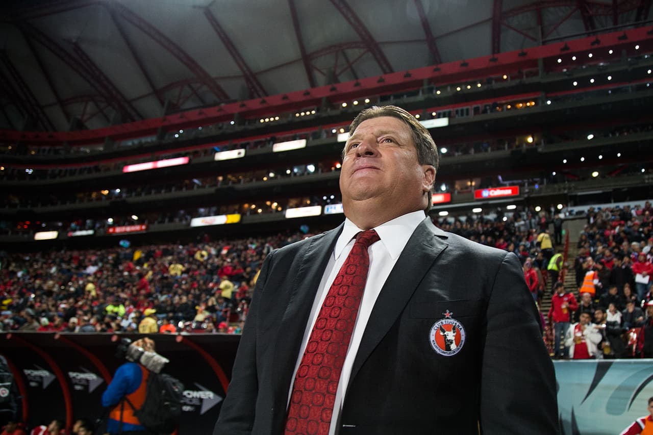 Miguel Herrera sigue perfeccionando a los Xolos de Tijuana para llevarlos nuevamente a un título, cabe recordar el paso del ‘Piojo’ con el América, donde teniendo continuidad logró armar a un gran equipo. Falta que lo repita ahora con los de la frontera, el liderato fue un buen estímulo el certamen anterior.