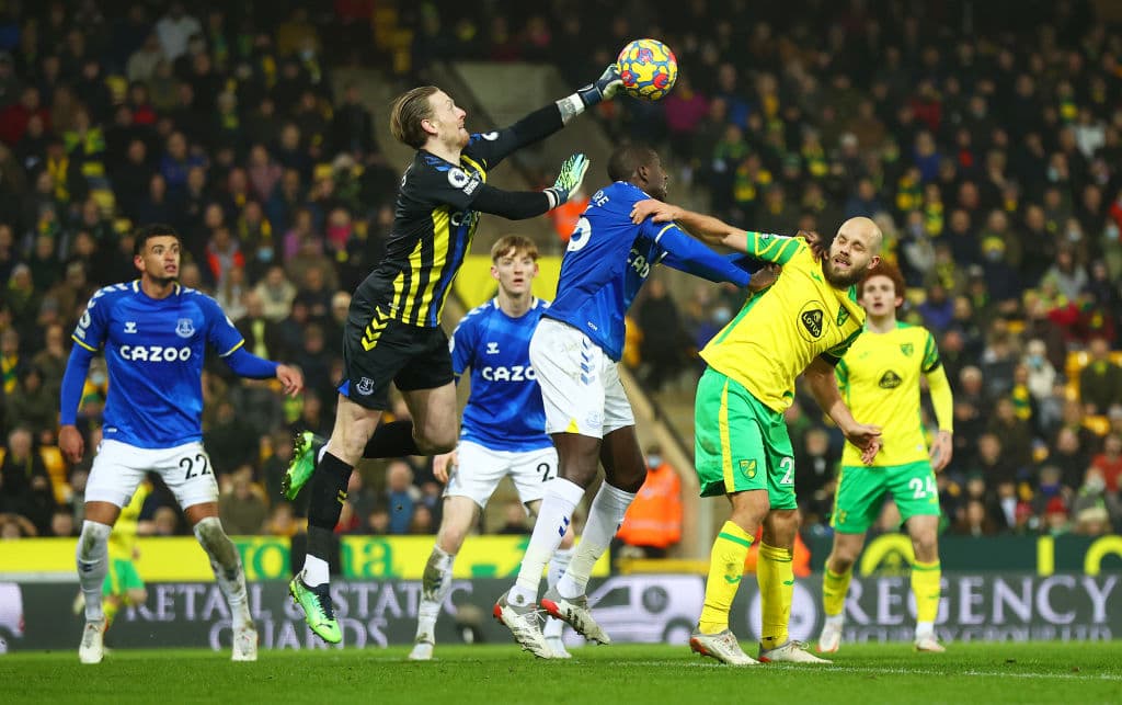 Aston Villa revive y empata 2-2 con el Manchester United, Norwich City sorprende y vence 2-1 al Everton y Newcastle y Watford repartieron los puntos tras el empate 1-1.