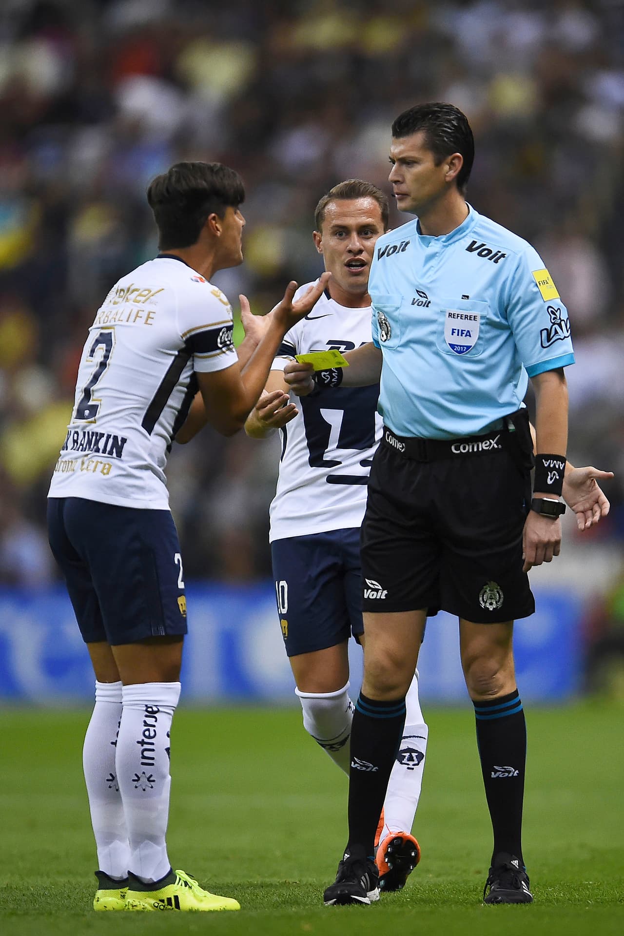 EL primer tiempo terminó en medio de una gran polémica ya que el árbitro marcó un penal inexistente en favor del América.