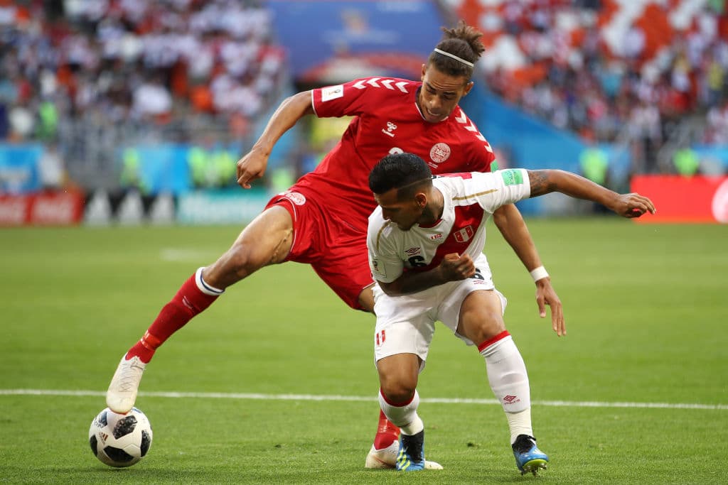 Aunque fueron los nórdicos quienes empezaron a imponer condiciones con las mejores ocasiones y un mayor porcentaje de posesión de la pelota. Aquí se ve a Yusuf Poulsen forcejear con Miguel Trauco.