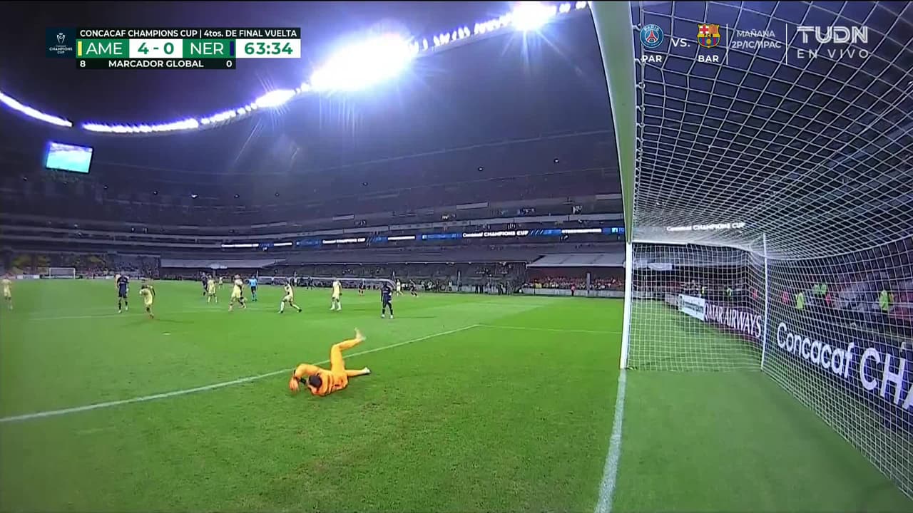 ¡TIRO ATAJADO! disparo por Tommy McNamara.