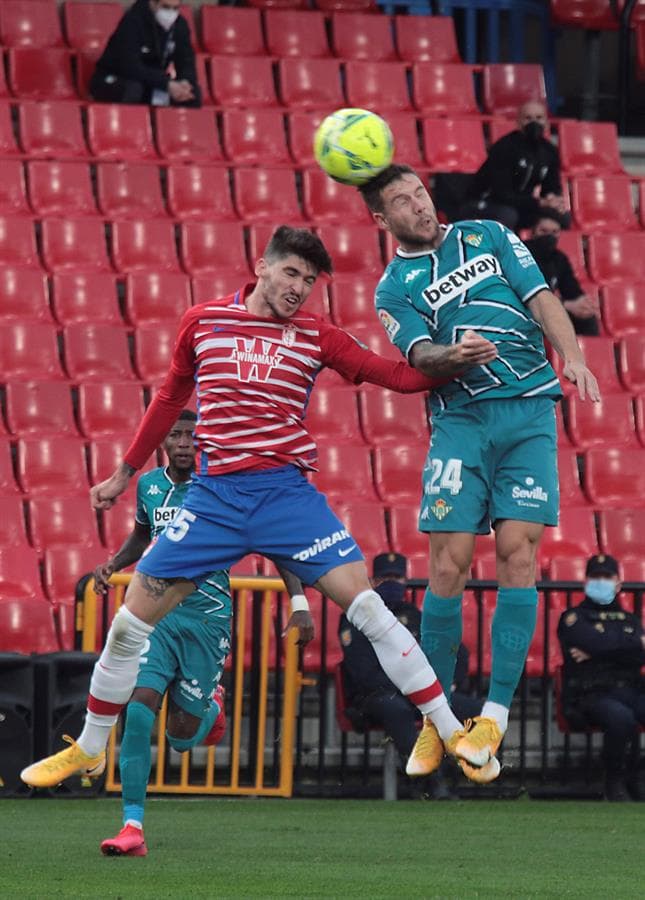 Granada derrota al Real Betis 2-0. El autor de los goles fue Roberto Soldado, el primero cayó con un penal al minuto 14 y, minutos después, anotó el segundo tanto para darle la victoria a su equipo en esta J14 de LaLiga.