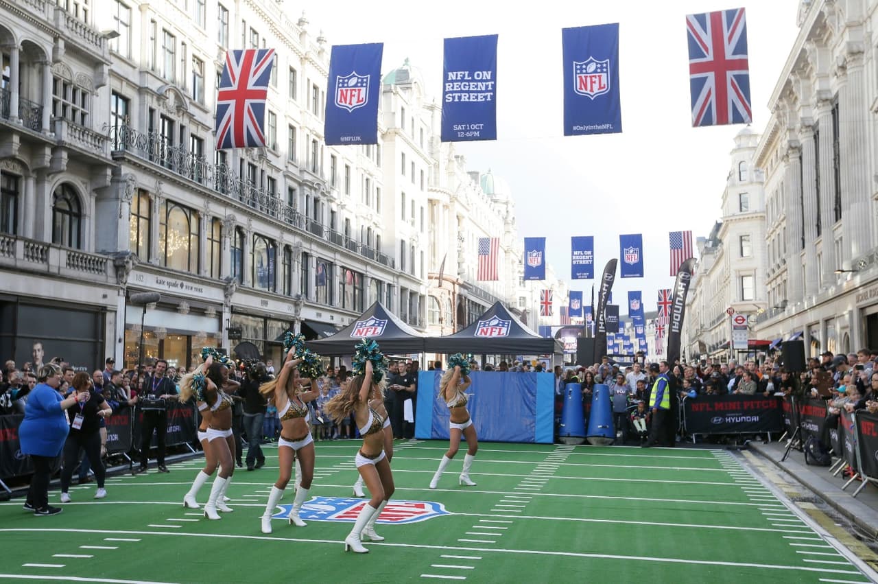 Los outfits, los gritos, las porras, carteles y autógrafos, todo lo que un fan NFL lleva a los partidos.