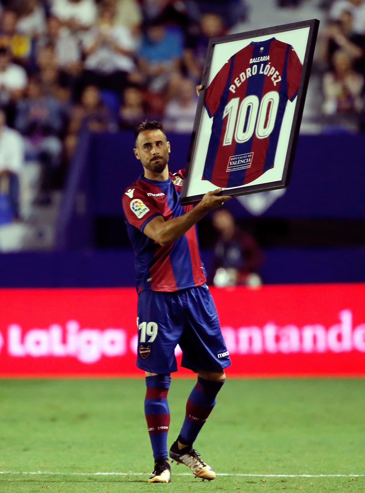 Antes de comenzar, el Levante U.D. le entregó una playera conmemorativa Pedro López por los 100 partidos como granota en la Primera División.