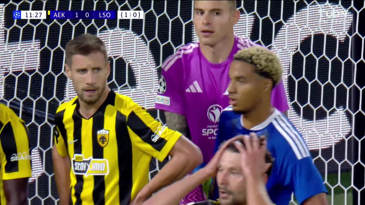 ¡GOL!  anota para AEK Athens. Barnabás Varga