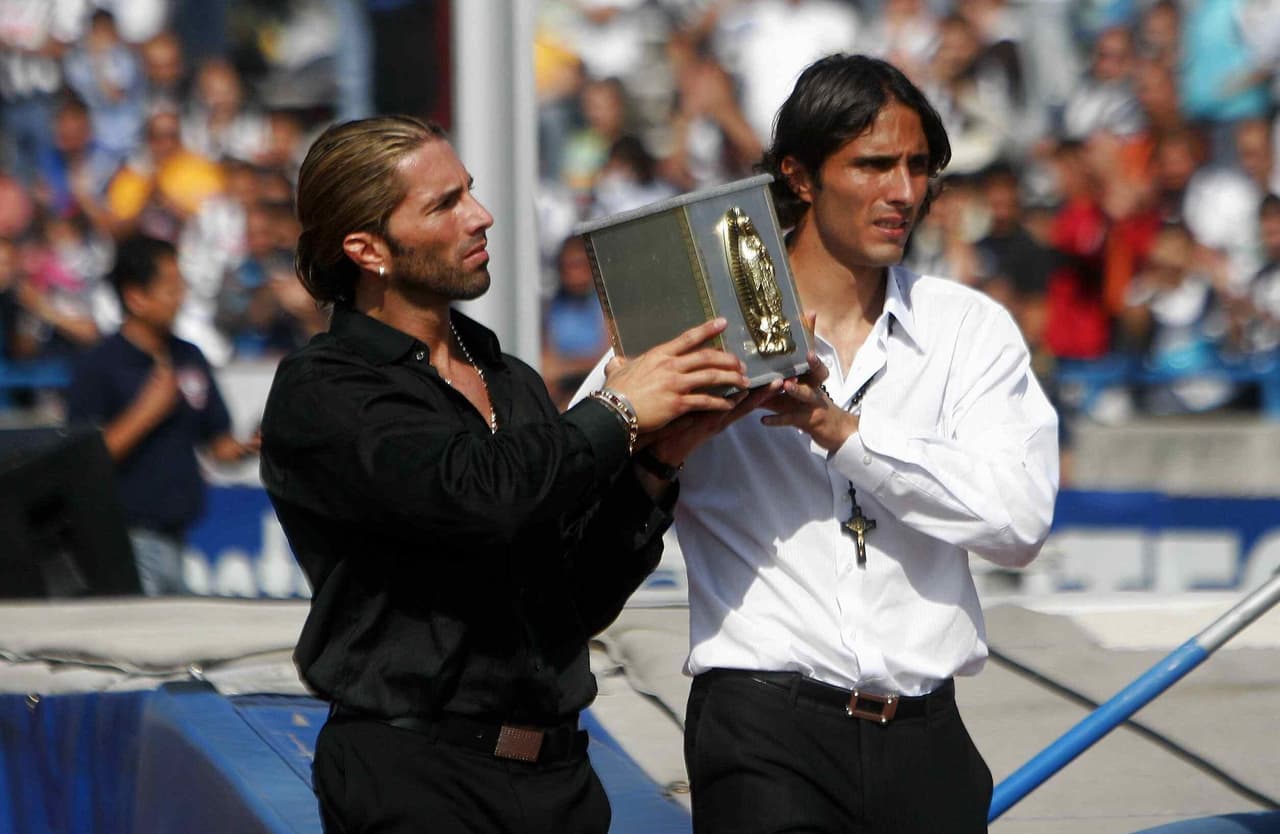 Sus hermanos, Alfonso y Aldo, llevaron sus cenizas en medio de la ceremonia. Aldo estuvo precisamente a cargo del actual técnico de Monterrey, Antonio Mohamed.