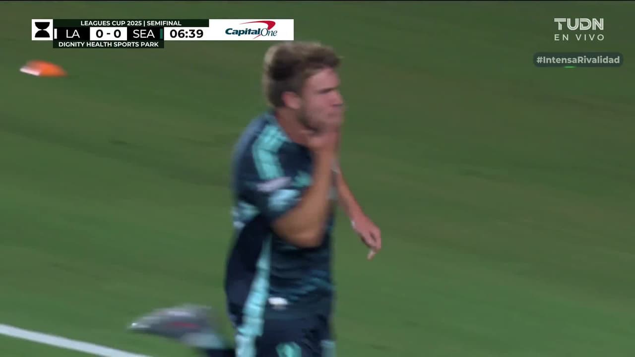 ¡Golazo de Sounders! Se hace un lío en el área y la definición es brutal