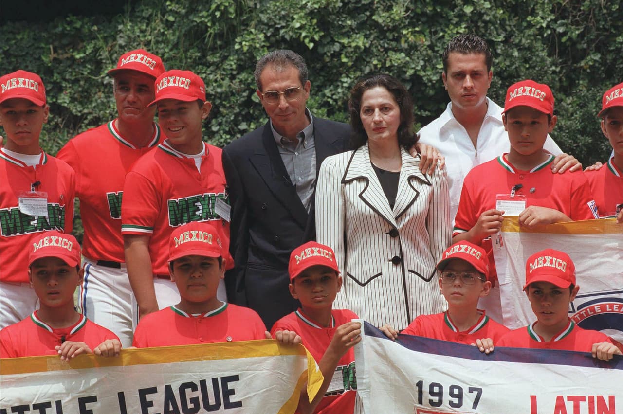 El presidente de México Ernesto Zedillo (centro) recibió en Los Pinos a los peloteros de la Liga Linda Vista tras coronarse en 1997 en la Little League World Series.