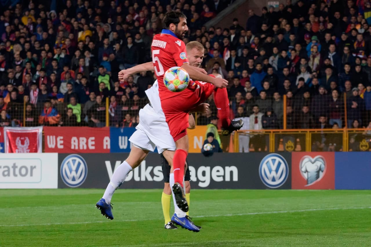 Las jugadas más marcadas para gol las tuvieron los visitantes, aunque Armenia consiguió acercarse con cierto peligro al área rival.