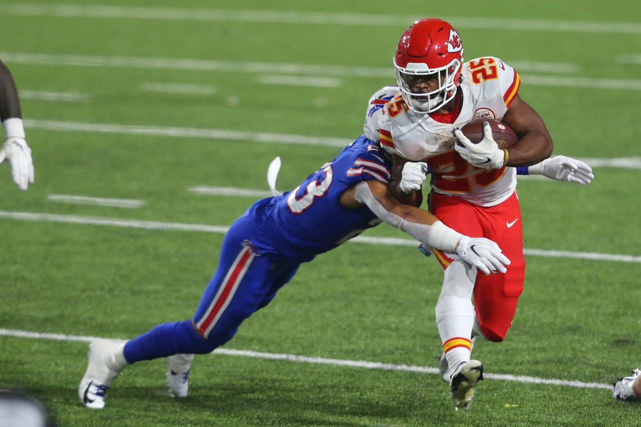 Clyde Edwards-Helaire conisguió romper las 150 yardas por aire en la victoria 26-17 sobre los Buffalo Bills.