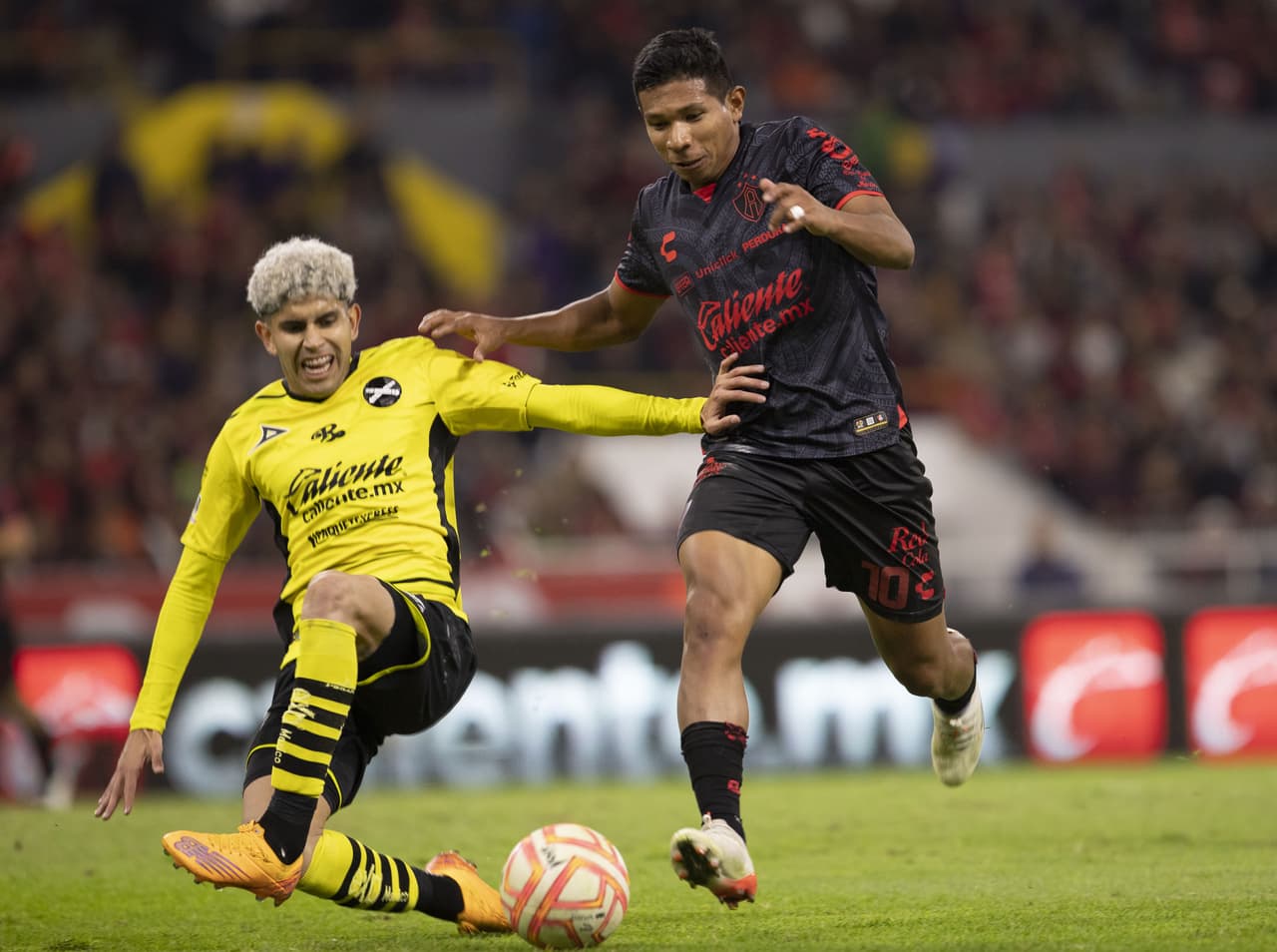 Flores intentó ayudar dentro de las transiciones durante el complemento en el Estadio Jalisco.