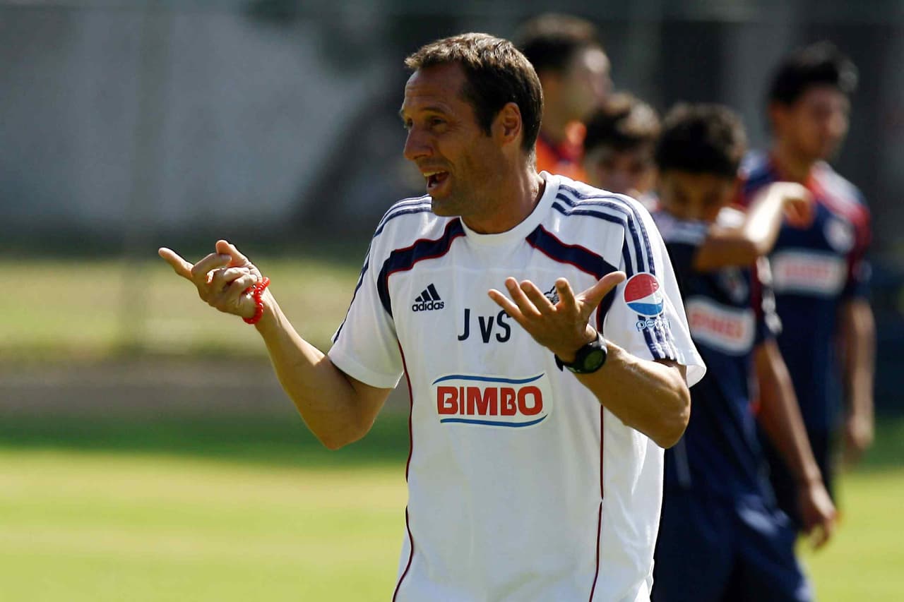 John Van't Schip no se olvida de Chivas y la afición enloquece